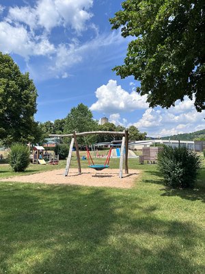 Vogelschaukel_mit_Blick_auf_die_Burg_Pappenheim